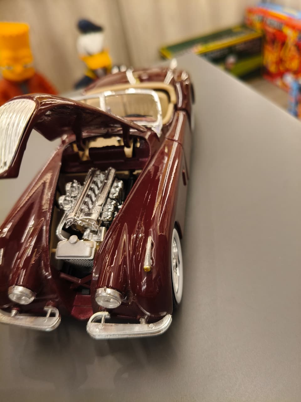 Burgundy Jaguar XK120 Roadster Classic Diecast - Image 4